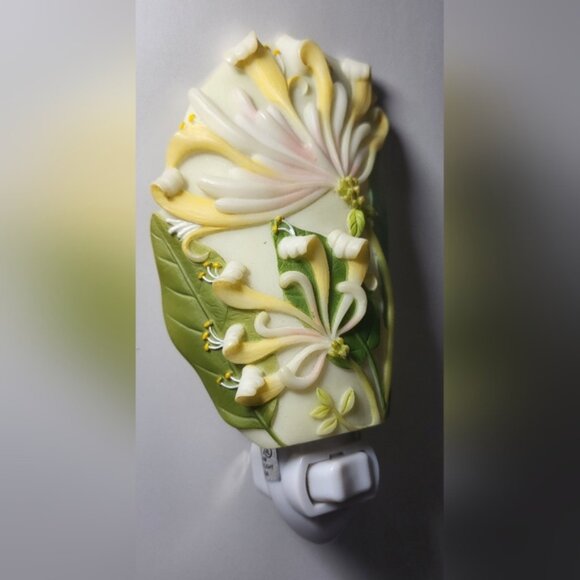 Light Exotic Floral Design - Picture 2 of 4